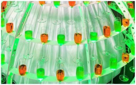 Champagne Diva: Stijlvolle catering op wielen! 🥂✨ Geef je event een luxe uitstraling met de Champagne Diva! Haar prachtige rok op wielen draagt meer dan 100 glazen of hapjes en zorgt voor een stijlvolle presentatie. Dankzij de LED-verlichting straalt ze extra tijdens avondfeesten en gala’s. Of het nu een chique bruiloft, een bedrijfsfeest of een beurs is, de Champagne Diva past zich moeiteloos aan elk thema aan. Haar elegante uitstraling en creatieve catering maken elk event speciaal. Boek nu en verras je gasten met deze unieke ervaring!