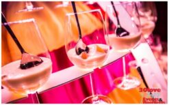 Tropical Diva: Kleurrijke catering op wielen! 🍹 Breng een tropische sfeer naar jouw evenement met de Tropical Diva! Haar vrolijke rok op wielen draagt meer dan 100 glazen of hapjes en zorgt voor een stijlvolle presentatie. Met LED-verlichting straalt ze extra tijdens avondevenementen! Of het nu een zomers feest, een bruiloft of een beurs is, de Tropical Diva past bij elk thema. Haar kleurrijke uitstraling en creatieve catering maken elk event speciaal. Boek nu en verras je gasten met deze unieke, tropische ervaring!