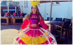 Tropical Diva: Kleurrijke catering op wielen! 🍹 Breng een tropische sfeer naar jouw evenement met de Tropical Diva! Haar vrolijke rok op wielen draagt meer dan 100 glazen of hapjes en zorgt voor een stijlvolle presentatie. Met LED-verlichting straalt ze extra tijdens avondevenementen! Of het nu een zomers feest, een bruiloft of een beurs is, de Tropical Diva past bij elk thema. Haar kleurrijke uitstraling en creatieve catering maken elk event speciaal. Boek nu en verras je gasten met deze unieke, tropische ervaring!