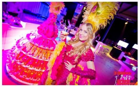 Tropical Diva: Kleurrijke catering op wielen! 🍹 Breng een tropische sfeer naar jouw evenement met de Tropical Diva! Haar vrolijke rok op wielen draagt meer dan 100 glazen of hapjes en zorgt voor een stijlvolle presentatie. Met LED-verlichting straalt ze extra tijdens avondevenementen! Of het nu een zomers feest, een bruiloft of een beurs is, de Tropical Diva past bij elk thema. Haar kleurrijke uitstraling en creatieve catering maken elk event speciaal. Boek nu en verras je gasten met deze unieke, tropische ervaring!