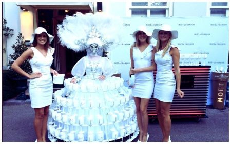 Champagne Diva: Stijlvolle catering op wielen! 🥂✨ Geef je event een luxe uitstraling met de Champagne Diva! Haar prachtige rok op wielen draagt meer dan 100 glazen of hapjes en zorgt voor een stijlvolle presentatie. Dankzij de LED-verlichting straalt ze extra tijdens avondfeesten en gala’s. Of het nu een chique bruiloft, een bedrijfsfeest of een beurs is, de Champagne Diva past zich moeiteloos aan elk thema aan. Haar elegante uitstraling en creatieve catering maken elk event speciaal. Boek nu en verras je gasten met deze unieke ervaring!