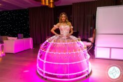 Champagne Diva: Stijlvolle catering op wielen! 🥂✨ Geef je event een luxe uitstraling met de Champagne Diva! Haar prachtige rok op wielen draagt meer dan 100 glazen of hapjes en zorgt voor een stijlvolle presentatie. Dankzij de LED-verlichting straalt ze extra tijdens avondfeesten en gala’s. Of het nu een chique bruiloft, een bedrijfsfeest of een beurs is, de Champagne Diva past zich moeiteloos aan elk thema aan. Haar elegante uitstraling en creatieve catering maken elk event speciaal. Boek nu en verras je gasten met deze unieke ervaring!