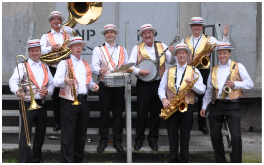 Boek het Hollands Chique Dixieland Looporkestvoor een onvergetelijk evenement. Breed repertoire, flexibele bezetting. Swingend of ontspannen, het perfecte geluid voor uw feest!