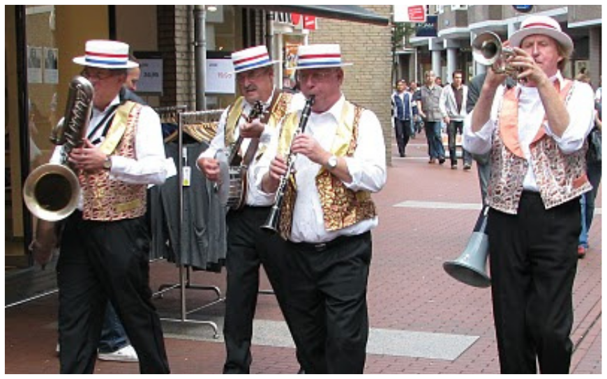 Boek het Hollands Chique Dixieland Looporkestvoor een onvergetelijk evenement. Breed repertoire, flexibele bezetting. Swingend of ontspannen, het perfecte geluid voor uw feest!