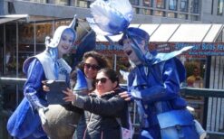 Duo Delfts Blauw is een vrolijke straattheateract in Hollandse stijl. Met blauw-witte kostuums, bloembolletjes en woordloos spel zorgen ze voor kleurrijk entertainment op festivals, winkelcentra en evenementen.