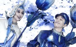 Duo Delfts Blauw is een vrolijke straattheateract in Hollandse stijl. Met blauw-witte kostuums, bloembolletjes en woordloos spel zorgen ze voor kleurrijk entertainment op festivals, winkelcentra en evenementen.