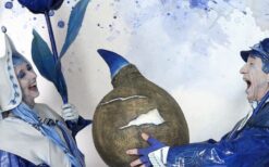 Duo Delfts Blauw is een vrolijke straattheateract in Hollandse stijl. Met blauw-witte kostuums, bloembolletjes en woordloos spel zorgen ze voor kleurrijk entertainment op festivals, winkelcentra en evenementen.