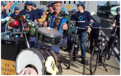Ontdek de magie van de Fietsende Accordeonist: een unieke one-man-band op wielen! Kinderliederen tot internationale hits voor elk evenement. Boek nu! 🚲🎶