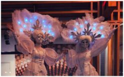 Frozen By Night Steltenlopers: Een magische winterbeleving! ❄️✨ Breng een betoverende wintersfeer naar jouw event met de Frozen By Night Steltenlopers! In schitterende witte hoepelrokken en mysterieuze maskers zorgen ze voor een sprookjesachtige uitstraling. Dankzij de blauwe LED-verlichting stralen ze extra in het donker, perfect voor winterfestivals en kerstvieringen. Of het nu een kerstmarkt, ijsshow of gala is, deze act past moeiteloos bij elk winterthema. Ze verwelkomen gasten, dansen op stelten of zorgen voor bijzondere animatie tussen het publiek. Boek nu en geef jouw evenement een stijlvolle, winterse touch!