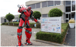 Ontvang het wow-effect met deze Gigantische Robots in Geel of Rood op uw evenement. Spectaculaire act voor grote feesten en evenementen!