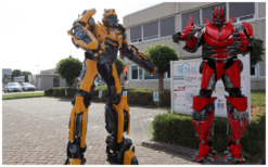 Ontvang het wow-effect met deze Gigantische Robots in Geel of Rood op uw evenement. Spectaculaire act voor grote feesten en evenementen!