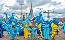 Parade van Neptunus met dolfijnen en zeepaardjes tijdens onderwater thema parade op festival of evenement.