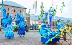 Parade van Neptunus met dolfijnen en zeepaardjes tijdens onderwater thema parade op festival of evenement.