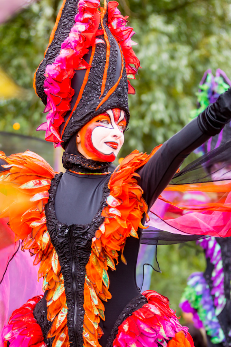 Vrouw verkleed voor entertainment evenementen roze oranje zwart
