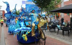 Parade van Neptunus met dolfijnen en zeepaardjes tijdens onderwater thema parade op festival of evenement.