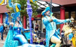 Parade van Neptunus met dolfijnen en zeepaardjes tijdens onderwater thema parade op festival of evenement.