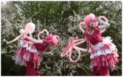 Roze Circus Clowntjes Steltenlopers brengen vrolijk circusentertainment, kleur en interactie naar elk event. Perfect voor kinderfeesten, festivals, ontvangst en winkelcentra. Een speelse, magische blikvanger.