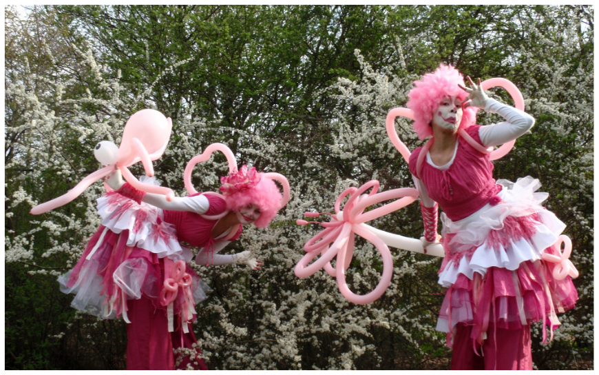 Roze Circus Clowntjes Steltenlopers brengen vrolijk circusentertainment, kleur en interactie naar elk event. Perfect voor kinderfeesten, festivals, ontvangst en winkelcentra. Een speelse, magische blikvanger.