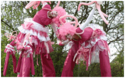 Roze Circus Clowntjes Steltenlopers brengen vrolijk circusentertainment, kleur en interactie naar elk event. Perfect voor kinderfeesten, festivals, ontvangst en winkelcentra. Een speelse, magische blikvanger.