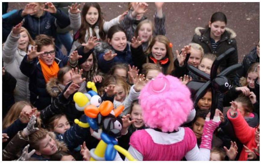 Roze Circus Clowntjes Steltenlopers brengen vrolijk circusentertainment, kleur en interactie naar elk event. Perfect voor kinderfeesten, festivals, ontvangst en winkelcentra. Een speelse, magische blikvanger.
