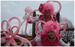 Roze Circus Clowntjes Steltenlopers brengen vrolijk circusentertainment, kleur en interactie naar elk event. Perfect voor kinderfeesten, festivals, ontvangst en winkelcentra. Een speelse, magische blikvanger.