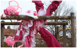 Roze Circus Clowntjes Steltenlopers brengen vrolijk circusentertainment, kleur en interactie naar elk event. Perfect voor kinderfeesten, festivals, ontvangst en winkelcentra. Een speelse, magische blikvanger.
