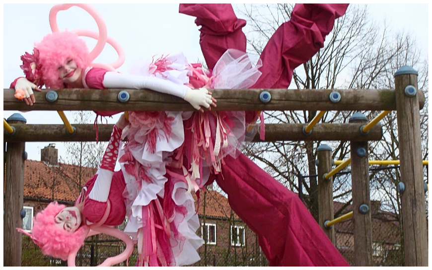 Roze Circus Clowntjes Steltenlopers brengen vrolijk circusentertainment, kleur en interactie naar elk event. Perfect voor kinderfeesten, festivals, ontvangst en winkelcentra. Een speelse, magische blikvanger.