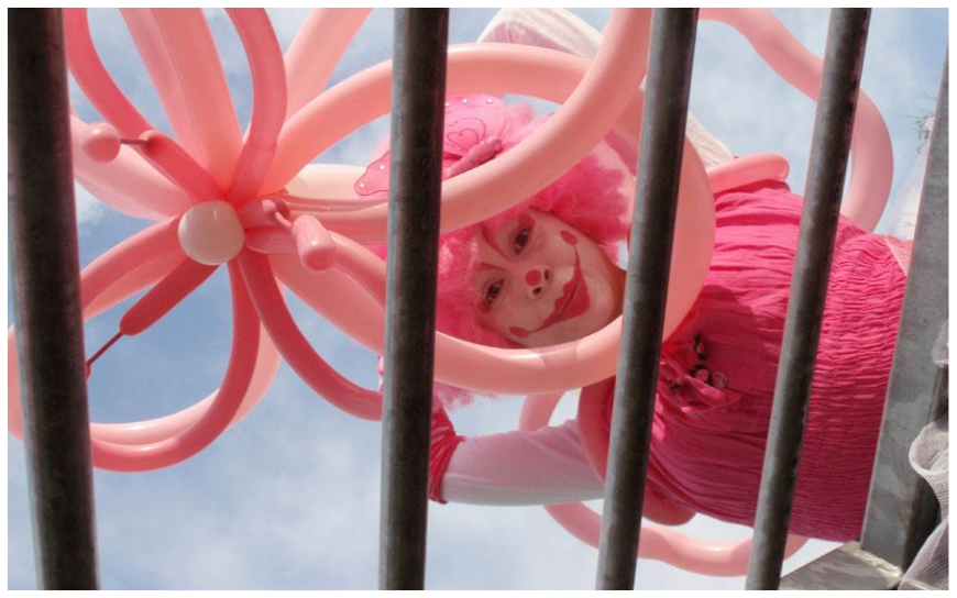 Roze Circus Clowntjes Steltenlopers brengen vrolijk circusentertainment, kleur en interactie naar elk event. Perfect voor kinderfeesten, festivals, ontvangst en winkelcentra. Een speelse, magische blikvanger.