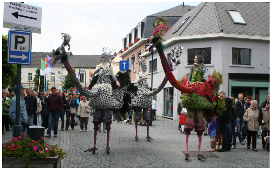 Ervaar de majestueuze parade van Struisvogels Steltenlopers en breng een kleurrijk en vriendelijk element naar uw evenement!