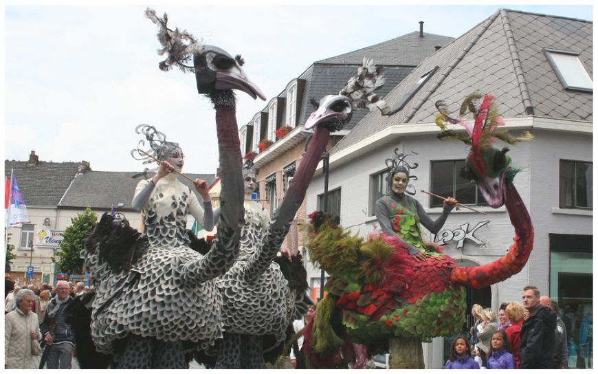 Ervaar de majestueuze parade van Struisvogels Steltenlopers en breng een kleurrijk en vriendelijk element naar uw evenement!