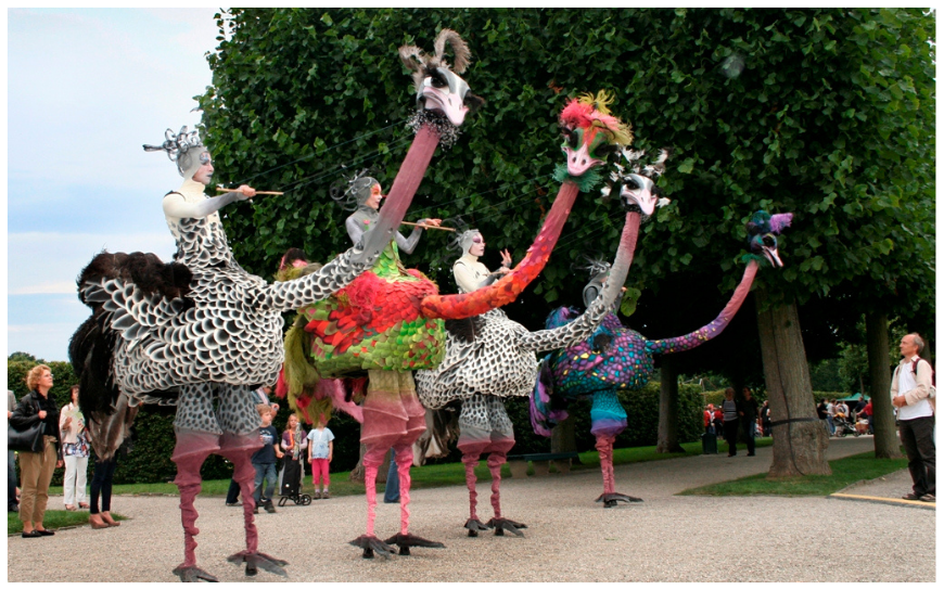Ervaar de majestueuze parade van Struisvogels Steltenlopers en breng een kleurrijk en vriendelijk element naar uw evenement!