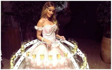 Champagne Diva Zacht Roze: Elegante catering op wielen! 🥂✨ Deze stijlvolle diva rijdt rond in een zachte roze champagne-rok op wielen, gevuld met meer dan 100 glazen of hapjes. Haar sierlijke uitstraling en LED-verlichting maken haar perfect voor chique bruiloften, bedrijfsfeesten of beurzen. Een unieke en feestelijke manier om gasten te verwennen! Of het nu een gala, kerstfeest of netwerkbijeenkomst is, de Champagne Diva past perfect bij elk thema. Haar warme verlichting zorgt voor extra sfeer, vooral in de avond. Boek nu en geef je evenement een stijlvolle en bijzondere touch!