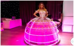 Champagne Diva Zacht Roze: Elegante catering op wielen! 🥂✨ Deze stijlvolle diva rijdt rond in een zachte roze champagne-rok op wielen, gevuld met meer dan 100 glazen of hapjes. Haar sierlijke uitstraling en LED-verlichting maken haar perfect voor chique bruiloften, bedrijfsfeesten of beurzen. Een unieke en feestelijke manier om gasten te verwennen! Of het nu een gala, kerstfeest of netwerkbijeenkomst is, de Champagne Diva past perfect bij elk thema. Haar warme verlichting zorgt voor extra sfeer, vooral in de avond. Boek nu en geef je evenement een stijlvolle en bijzondere touch!