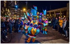 Boek Circus Straat Parade by Night voor spectaculair LED-circus entertainment. Met jongleurs, steltenlopers en livemuziek. Perfect voor festivals, winkelcentra en avondevents!