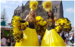 Stralende Copacabana Steltenlopers in geel-zwart brengen Braziliaanse flair naar uw evenement! Dansfeest of welkomstact, laat het feest beginnen!