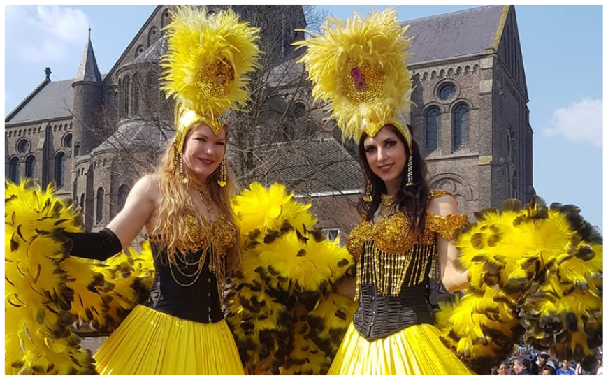 Stralende Copacabana Steltenlopers in geel-zwart brengen Braziliaanse flair naar uw evenement! Dansfeest of welkomstact, laat het feest beginnen!