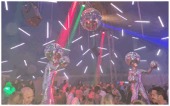 Zilveren Disco Ballen Steltenlopers brengen glans, glamour en futuristische vibes naar elk event. Perfect voor festivals, ontvangst en winkelcentra. Een dansende, fonkelende blikvanger vol interactie en sfeer.