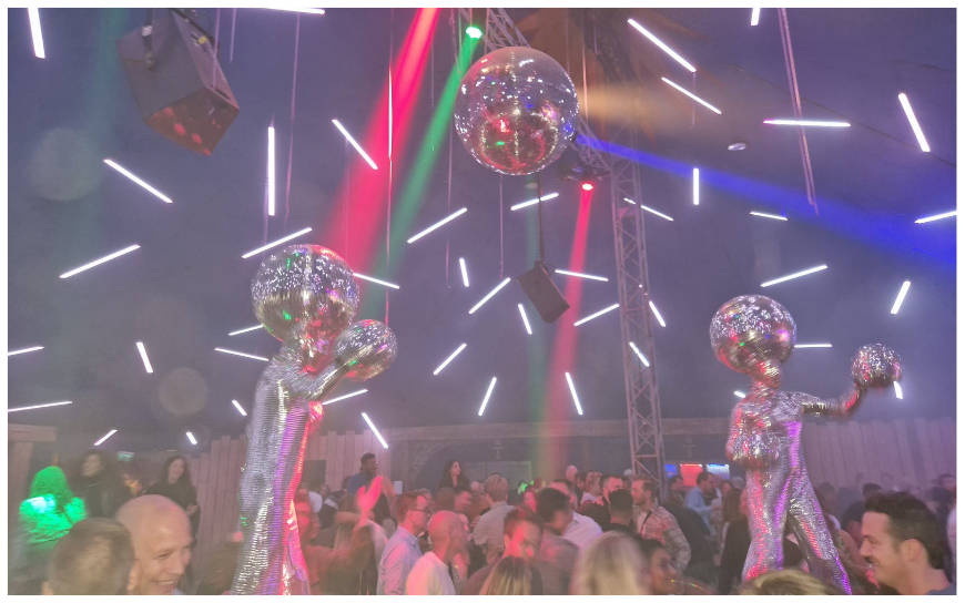 Zilveren Disco Ballen Steltenlopers brengen glans, glamour en futuristische vibes naar elk event. Perfect voor festivals, ontvangst en winkelcentra. Een dansende, fonkelende blikvanger vol interactie en sfeer.