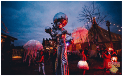 Zilveren Disco Ballen Steltenlopers brengen glans, glamour en futuristische vibes naar elk event. Perfect voor festivals, ontvangst en winkelcentra. Een dansende, fonkelende blikvanger vol interactie en sfeer.