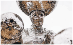 Zilveren Disco Ballen Steltenlopers brengen glans, glamour en futuristische vibes naar elk event. Perfect voor festivals, ontvangst en winkelcentra. Een dansende, fonkelende blikvanger vol interactie en sfeer.