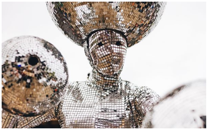 Zilveren Disco Ballen Steltenlopers brengen glans, glamour en futuristische vibes naar elk event. Perfect voor festivals, ontvangst en winkelcentra. Een dansende, fonkelende blikvanger vol interactie en sfeer.