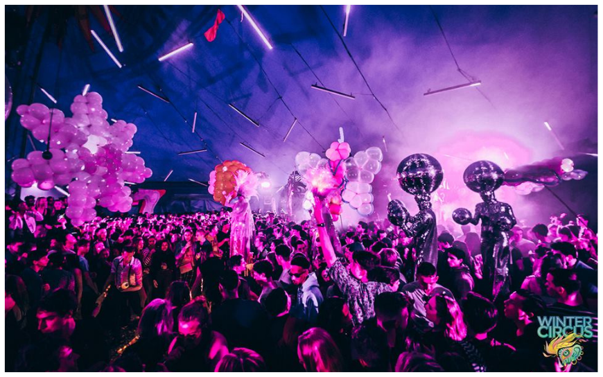 Zilveren Disco Ballen Steltenlopers brengen glans, glamour en futuristische vibes naar elk event. Perfect voor festivals, ontvangst en winkelcentra. Een dansende, fonkelende blikvanger vol interactie en sfeer.