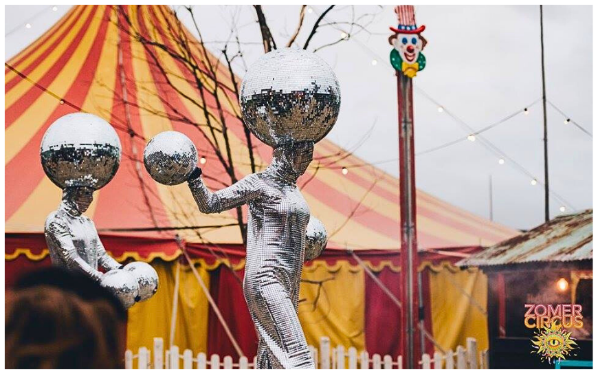 Zilveren Disco Ballen Steltenlopers brengen glans, glamour en futuristische vibes naar elk event. Perfect voor festivals, ontvangst en winkelcentra. Een dansende, fonkelende blikvanger vol interactie en sfeer.