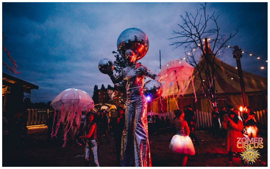 Zilveren Disco Ballen Steltenlopers brengen glans, glamour en futuristische vibes naar elk event. Perfect voor festivals, ontvangst en winkelcentra. Een dansende, fonkelende blikvanger vol interactie en sfeer.