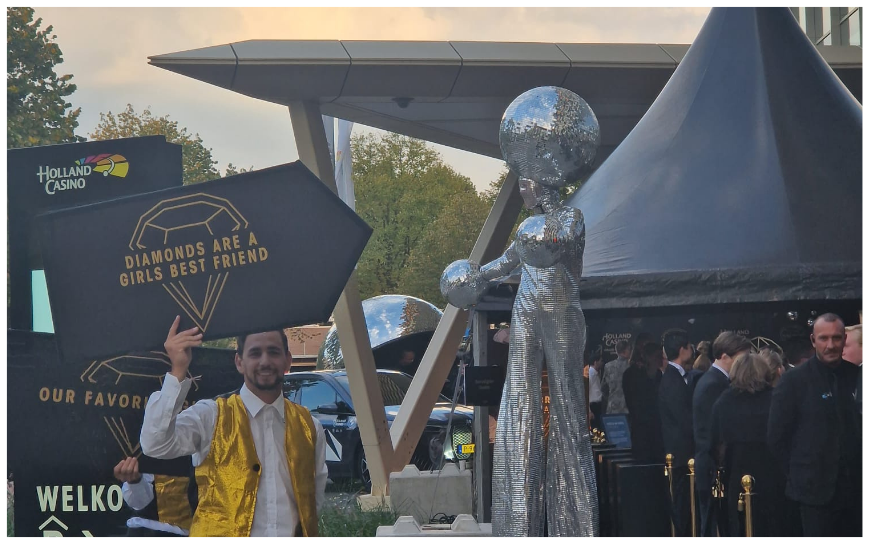 Zilveren Disco Ballen Steltenlopers brengen glans, glamour en futuristische vibes naar elk event. Perfect voor festivals, ontvangst en winkelcentra. Een dansende, fonkelende blikvanger vol interactie en sfeer.