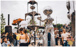Zilveren Disco Ballen Steltenlopers brengen glans, glamour en futuristische vibes naar elk event. Perfect voor festivals, ontvangst en winkelcentra. Een dansende, fonkelende blikvanger vol interactie en sfeer.