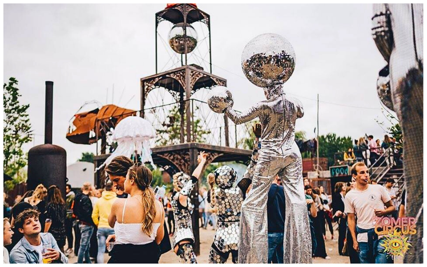 Zilveren Disco Ballen Steltenlopers brengen glans, glamour en futuristische vibes naar elk event. Perfect voor festivals, ontvangst en winkelcentra. Een dansende, fonkelende blikvanger vol interactie en sfeer.