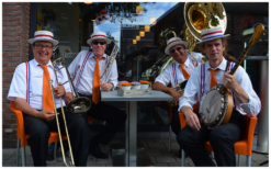 Boek het Hollands Dixieland Looporkest voor een onvergetelijk evenement. Breed repertoire, flexibele bezetting. Swingend of ontspannen, het perfecte geluid voor uw feest!