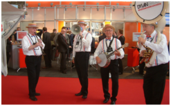 Boek het Hollands Dixieland Looporkest voor een onvergetelijk evenement. Breed repertoire, flexibele bezetting. Swingend of ontspannen, het perfecte geluid voor uw feest!