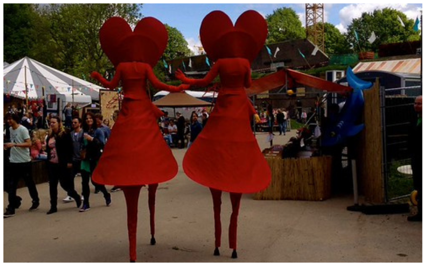Harten Girls Steltenlopers brengen liefde, charme en feestelijke sfeer naar elk event. Perfect voor Valentijn, bruiloften, Moederdag, festivals en ontvangst. Een romantische, vrolijke en betoverende act.